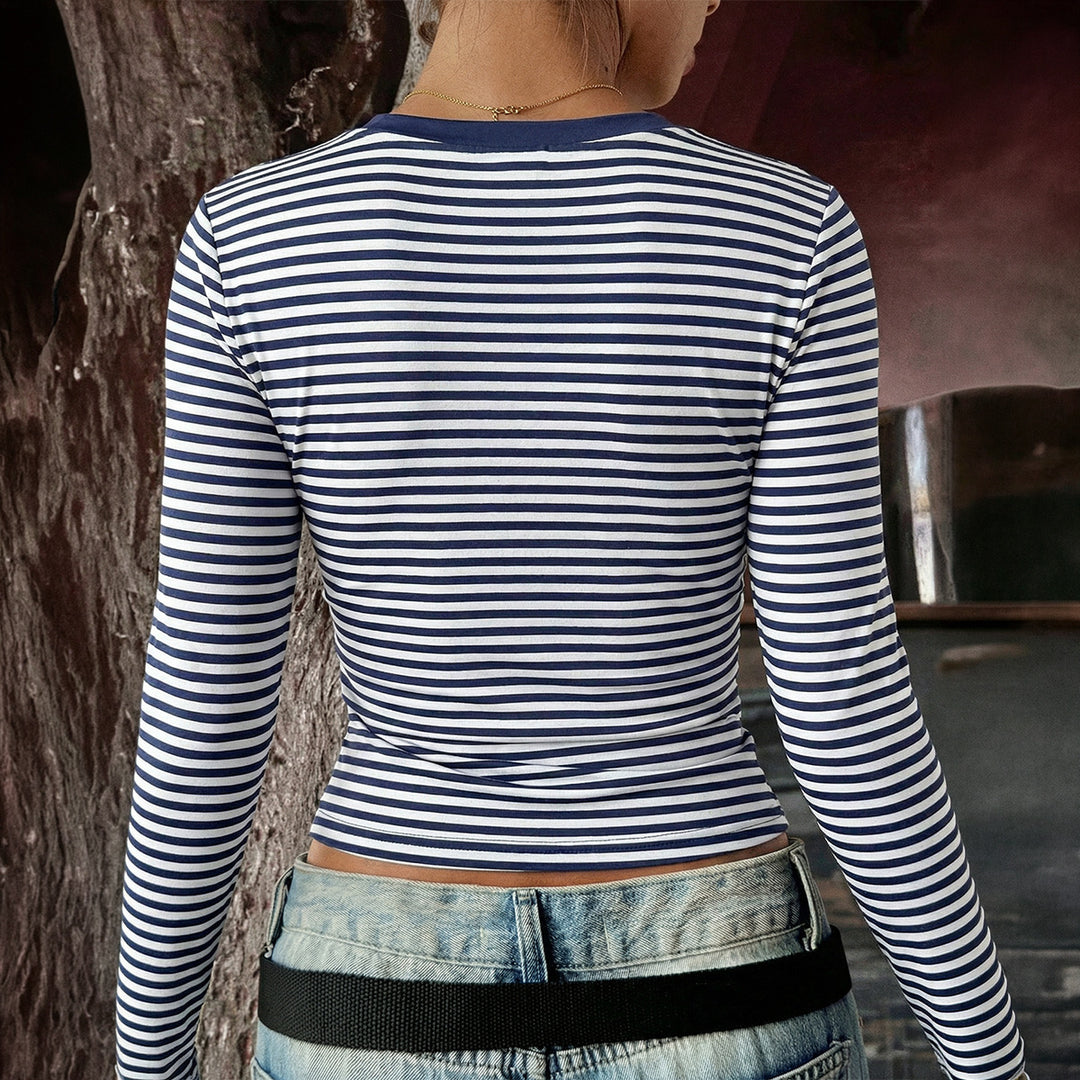 Damen gestreiftes eng anliegendes Langarm-Cropped-Shirt aus Stretchjersey mit Rundhalsausschnitt – Avérine