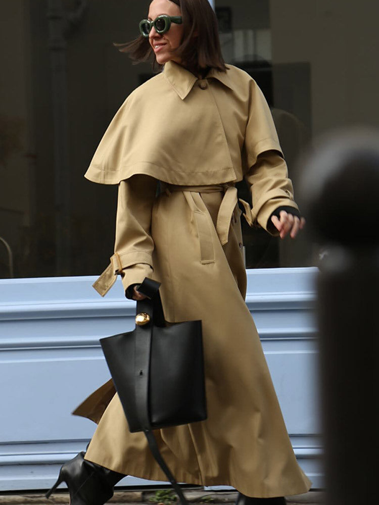 Damen Langer Trenchcoat mit Capelet, Taillengürtel und Raglanärmeln Echoarchiv