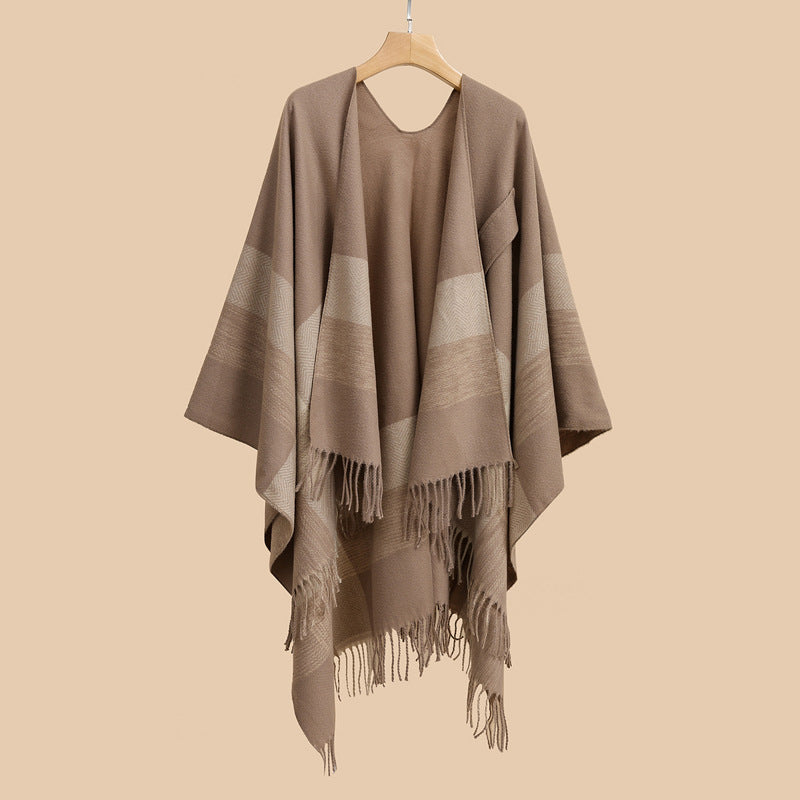 Damen Capeponcho aus Wollmix mit Ärmelschlitzen, offener Front und Fransenabschluss – Célinea