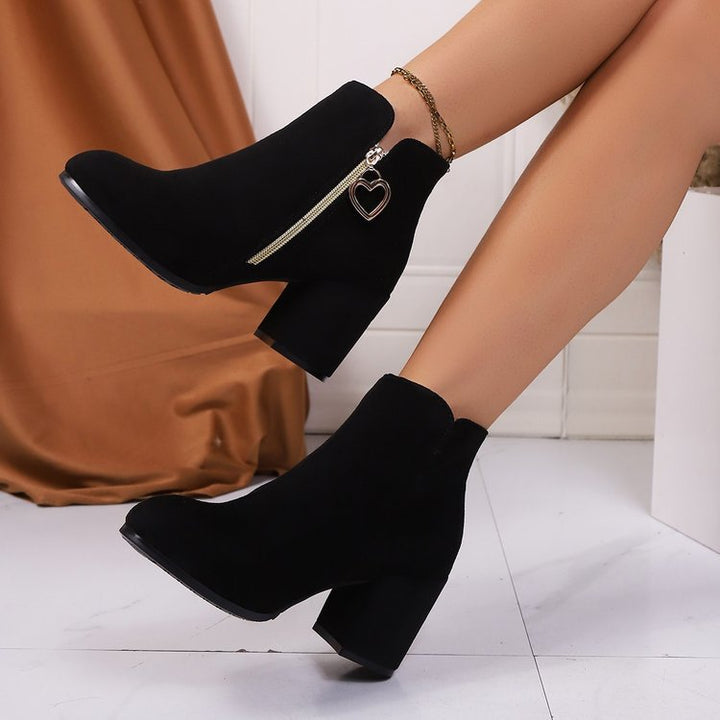Damen Stiefeletten mit breitem Blockabsatz, Herz-Reißverschluss und Samtvelours-Optik – Varelle