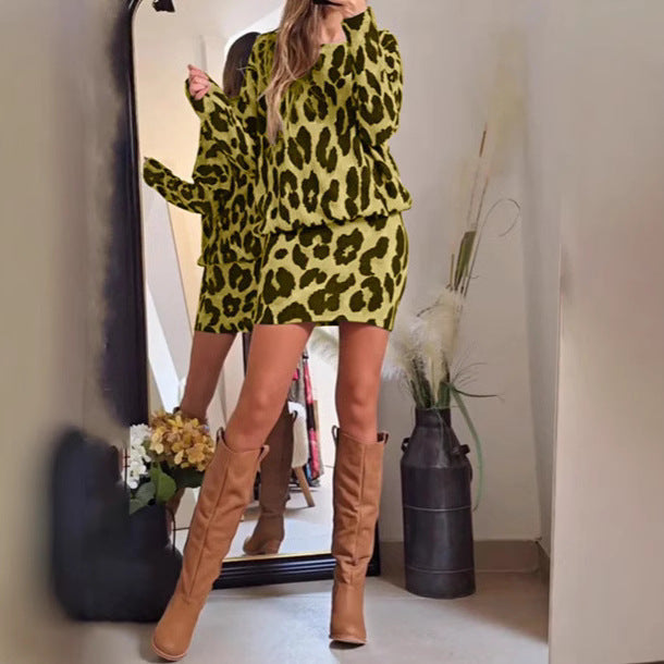 Damen nan kuscheliger Strickzweiteiler mit lockerem Rundhalspullover und taillenhohem Minirock im Animalmuster Echo Archiv