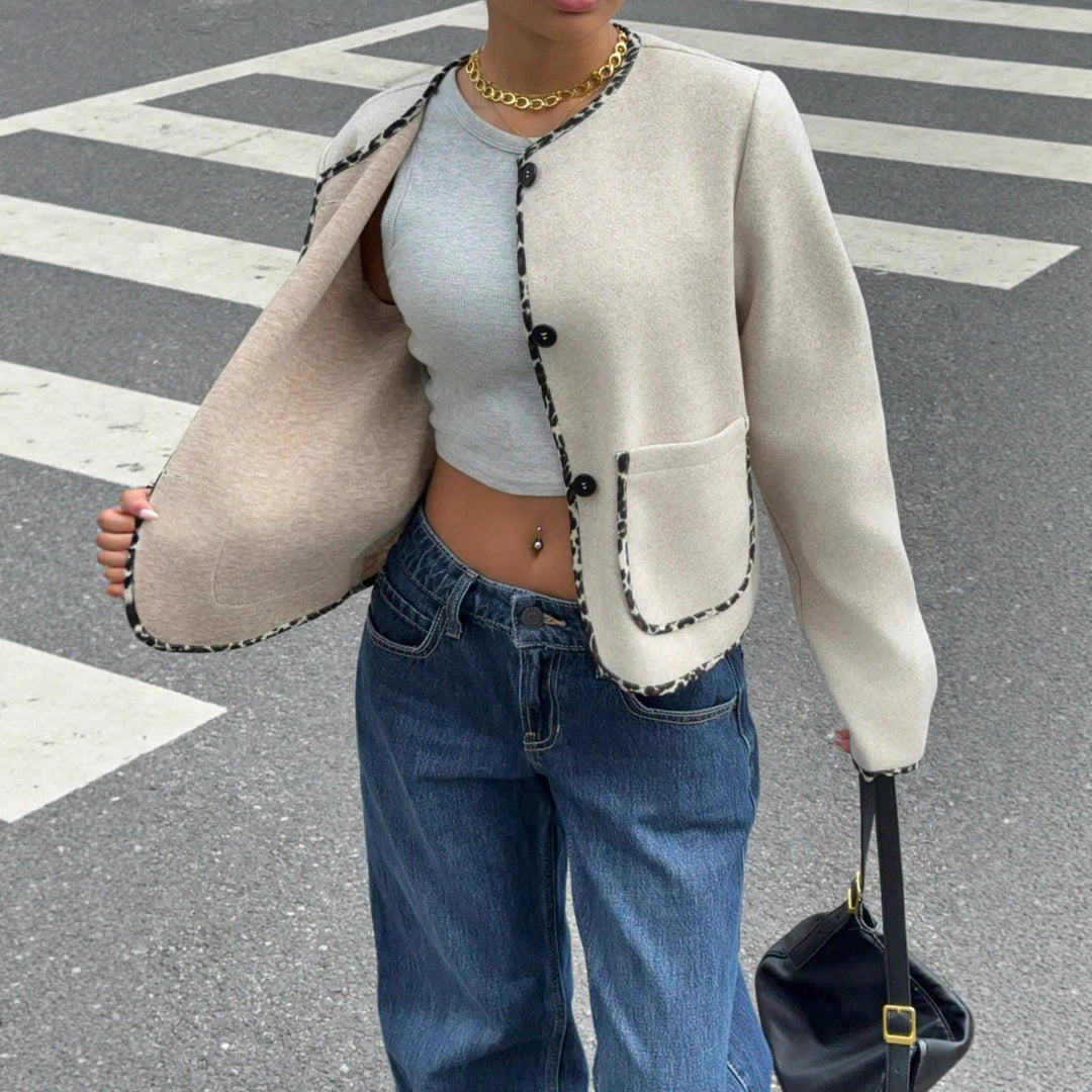 Damen Kurze Wolloptik‑Jacke mit kontrastbesatz und aufgesetzten Taschen – Avérine