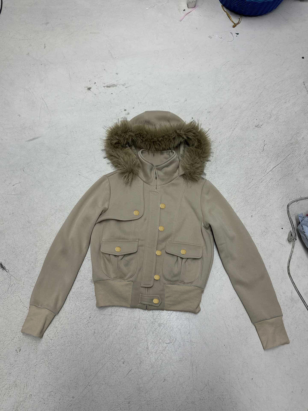 Damen Kurzgeschnittene Utility-Bomberjacke mit Stehkragen Kapuze und Kunstfellbesatz Echo Archiv