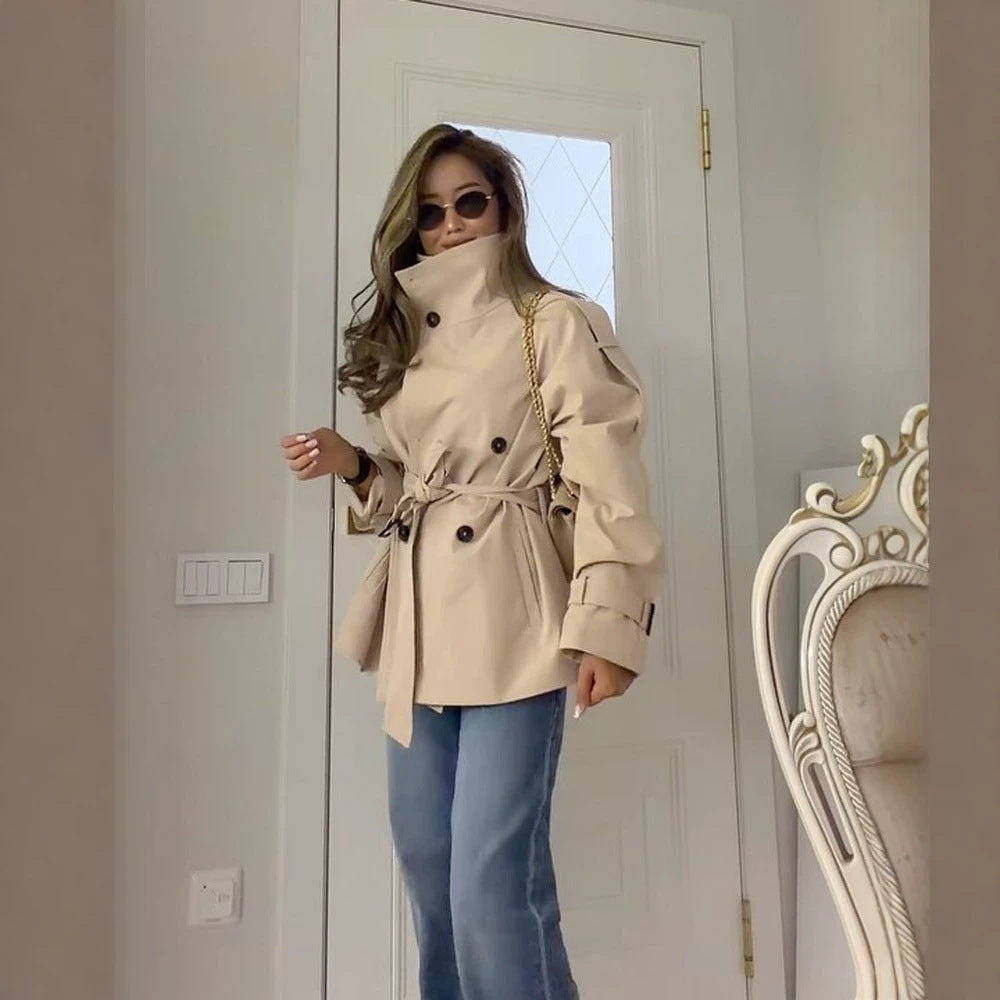 Damen Kurzer Boxy-Trenchcoat mit hohem Stehkragen, doppelreihiger Front & Taillengürtel Echoarchiv