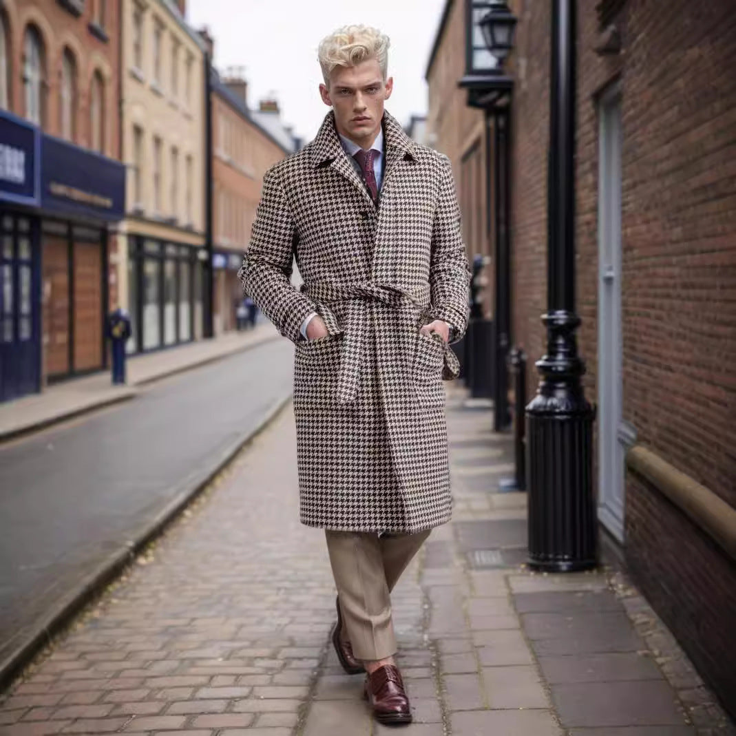 Herren eleganter Trenchcoat mit Schalkragen und Gürtel Echoarchiv