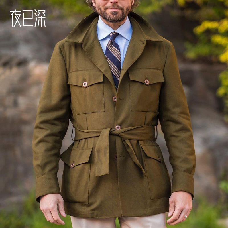 Herren Taillierte Feldjacke mit Bindegürtel, Pattentaschen und Kentkragen – Taviero