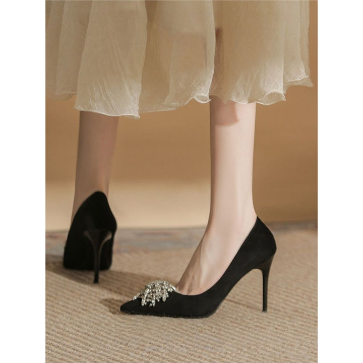 Damen spitz zulaufende Samt‑Pumps mit hohem Stiletto und Kristallbrosche Echo Archiv