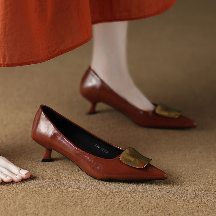 Damen Spitz zulaufende Kitten‑Heel Pumps mit dekorativer Metallapplikation – Lioré