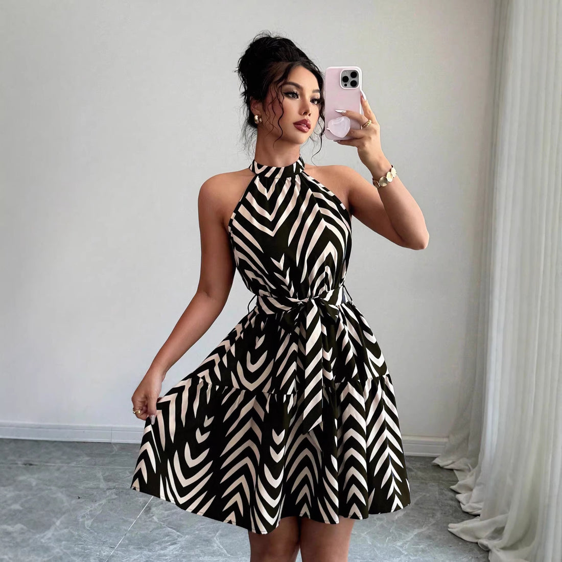 Damen Gestuftes Chiffon‑Sommerkleid mit Neckholder, Taillengürtel und grafischem Print – Valéora