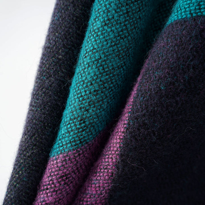 Damen Oversize-Capeponcho mit Kunstfellkragen und Colorblock-Jacquard Echo Archiv