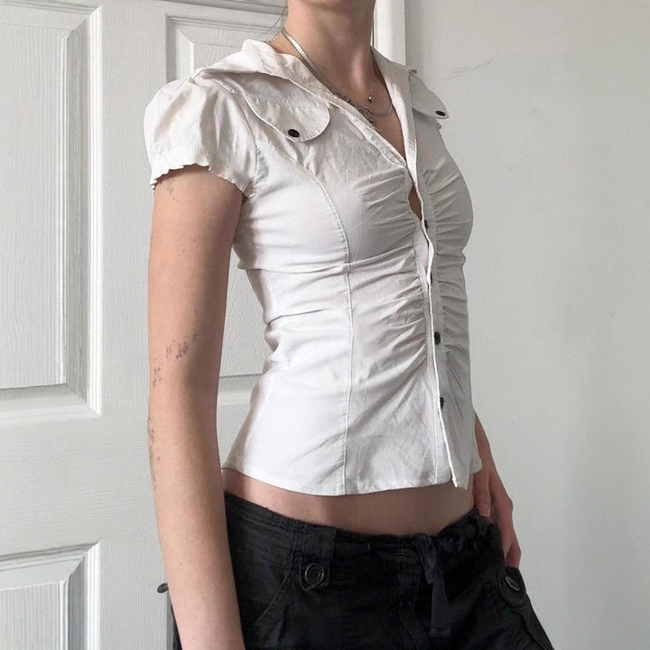 Damen figurbetontes Blusenshirt mit eleganten Rüschendetails und Knopfverschluss Echo Archiv