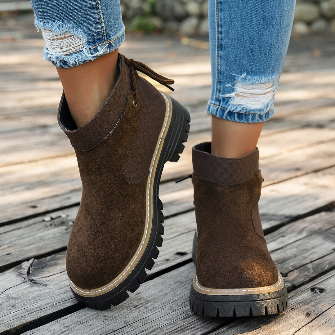 Damen kurze Wildleder-Stiefelette mit robuster Profilsohle und gepolstertem Schaft – Varelle