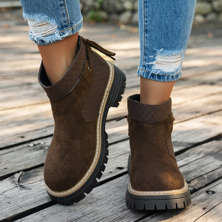 Damen kurze Wildleder-Stiefelette mit robuster Profilsohle und gepolstertem Schaft – Varelle