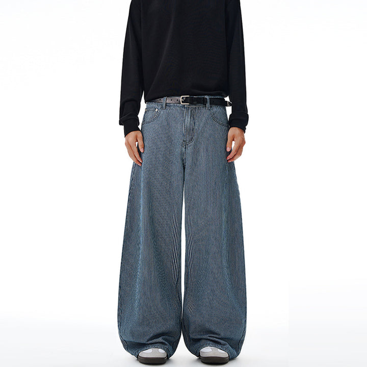 Herren Bodenlange Oversize-Hose mit extrem weitem Bein und feinem Nadelstreifen-Design Echo Archiv