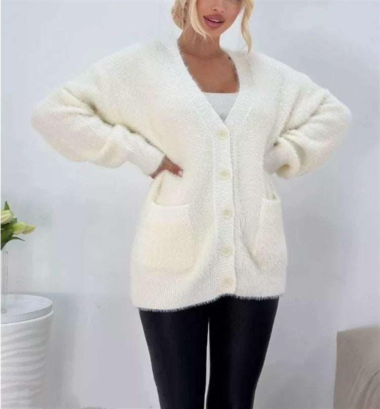 Damen Flauschiger Oversize-Knopfcardigan mit tiefem V‑Ausschnitt und aufgesetzten Taschen – Veloura