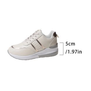 Damen Wedgesneaker mit mittelhohem Plateau, gepolstertem Komfortschaft und elastischem Seiteneinsatz Echoarchiv