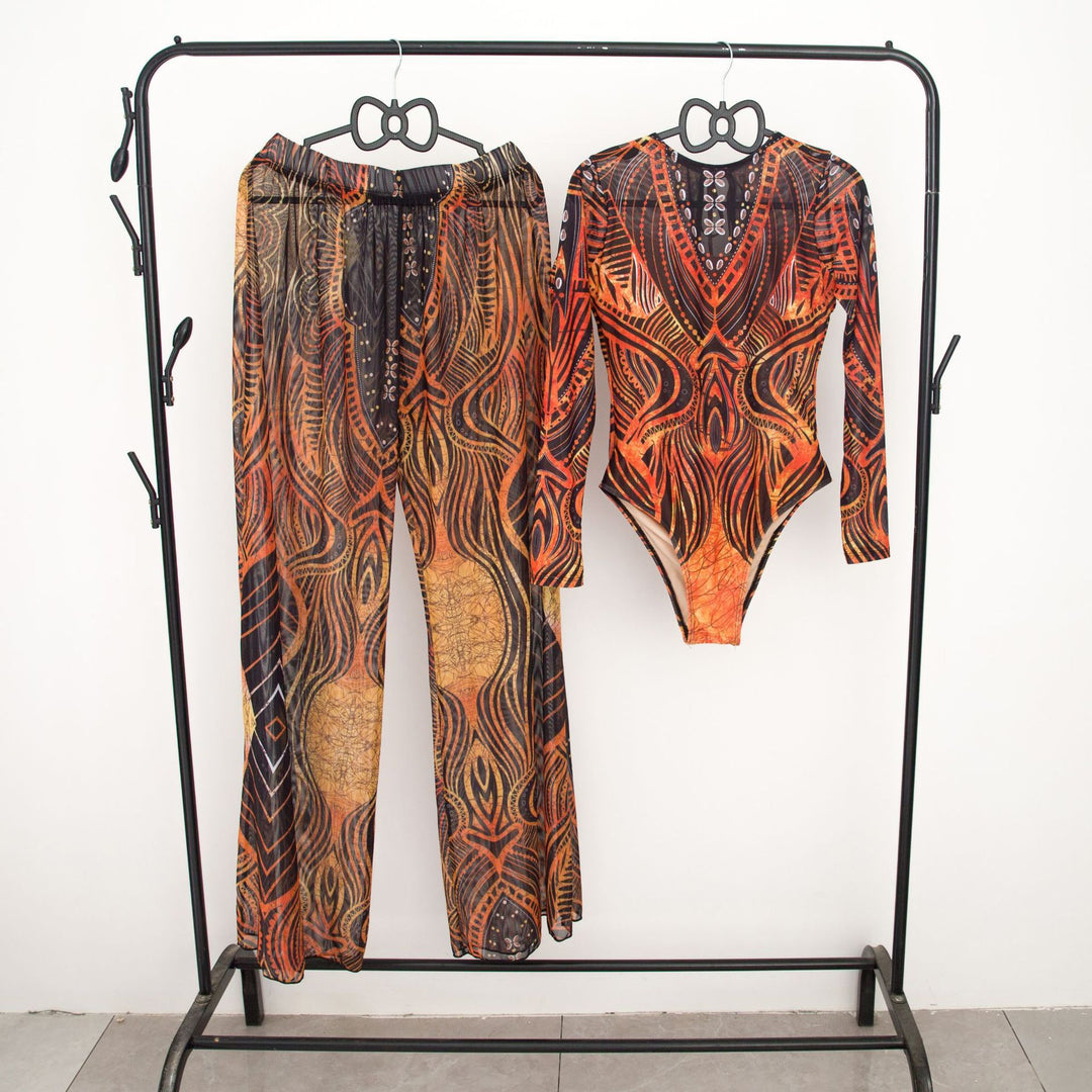 Damen modisches Badeoutfit mit langärmeligen Oberteil und lässigen Pants Echo Archiv