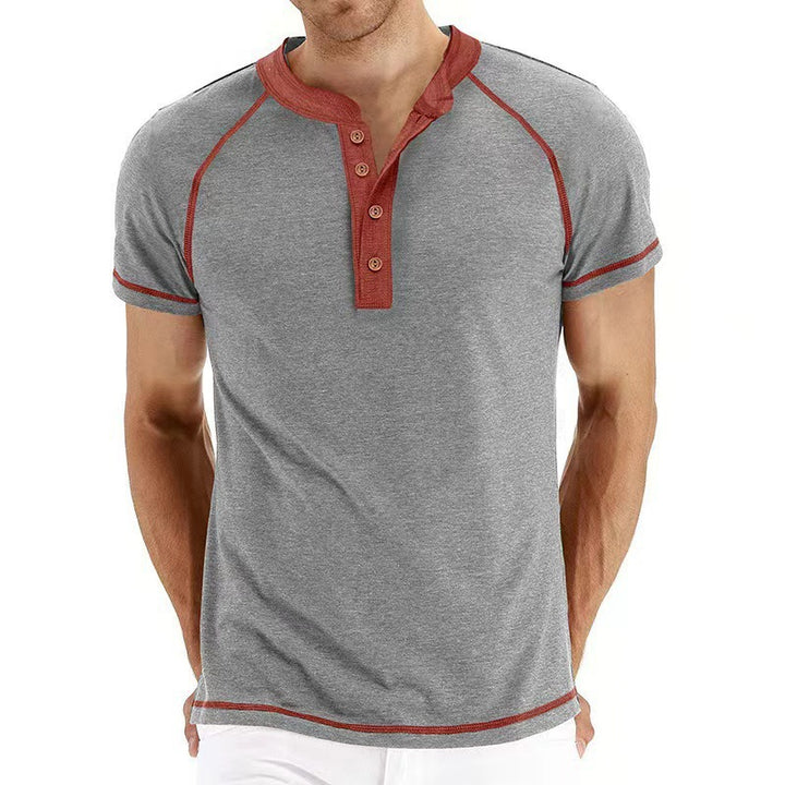 Herren modisches Henley-T-Shirt mit eleganter Knopfleiste und kontrastierenden Nähten Echoarchiv
