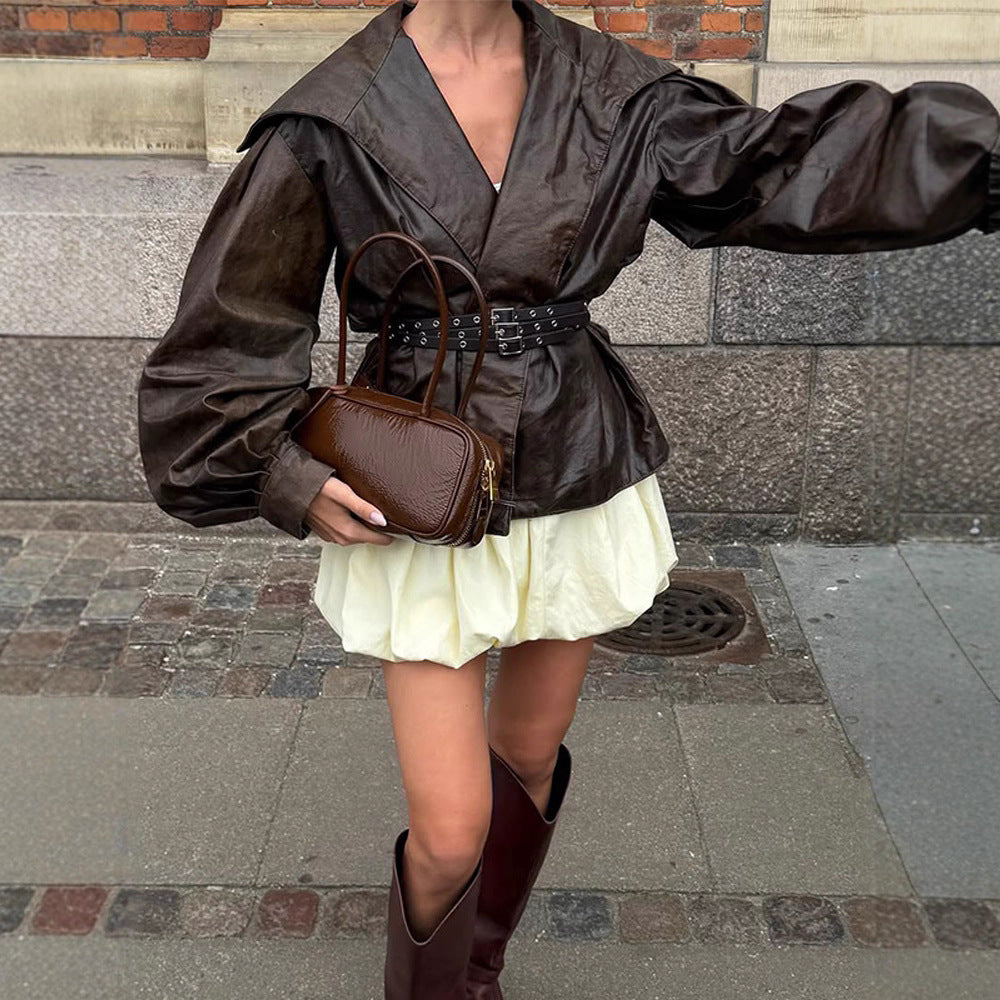 Damen Taillierter Lederimitat-Blouson mit weitem Schalkragen, voluminösen Ballonärmeln und doppeltem Nietengürtel Echoarchiv