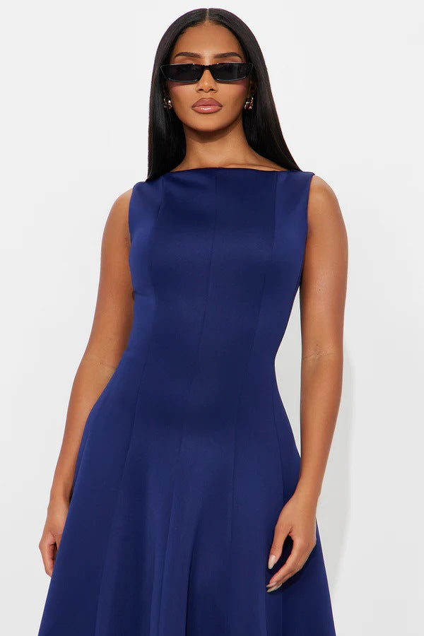 Damen Elegantes zeitloses Cocktailkleid mit schwingendem Rock und minimalistischer Silhouette Echo Archiv