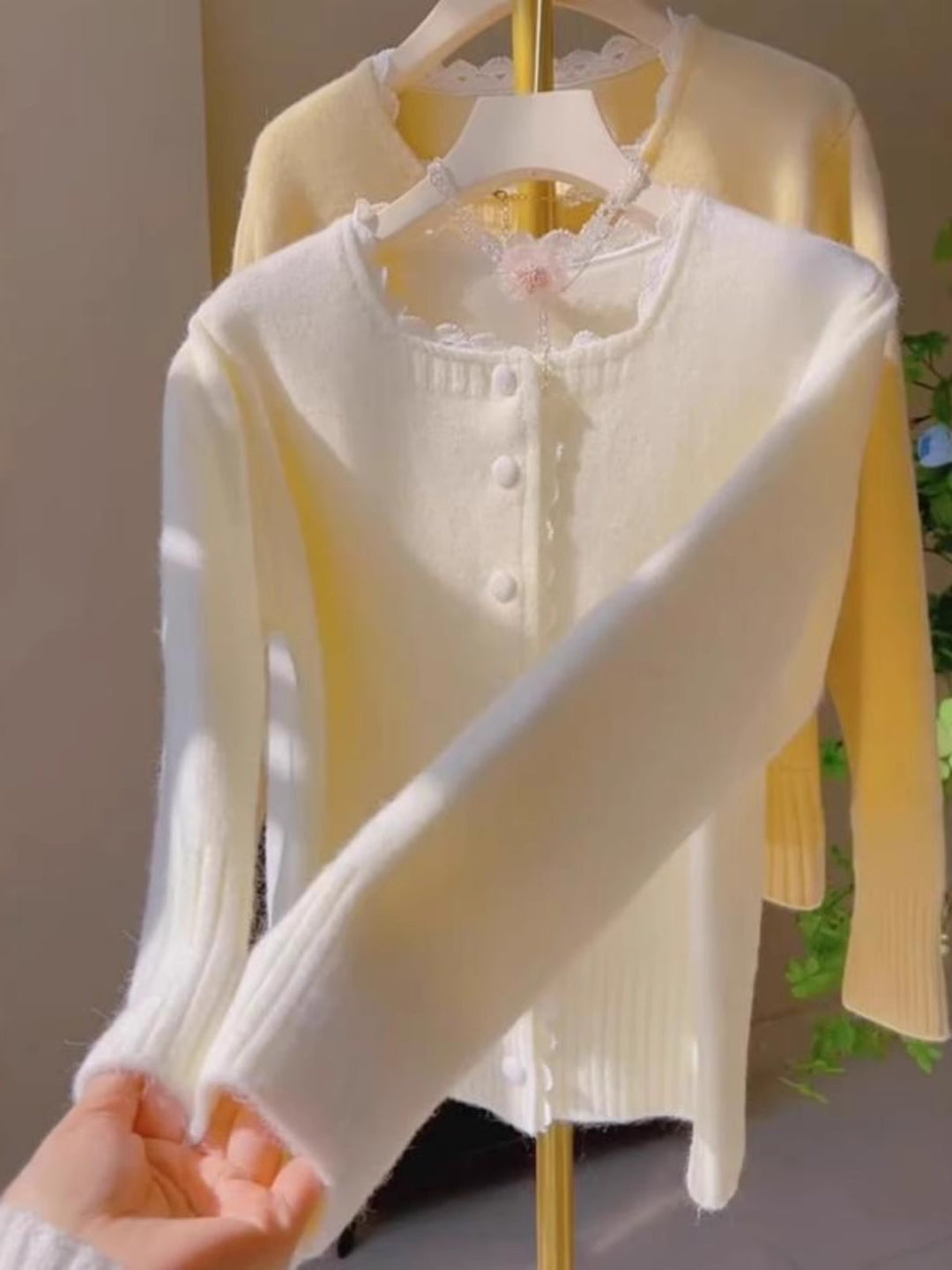 Damen Verspielte Strickjacke mit Spitzenelementen Echo Archiv