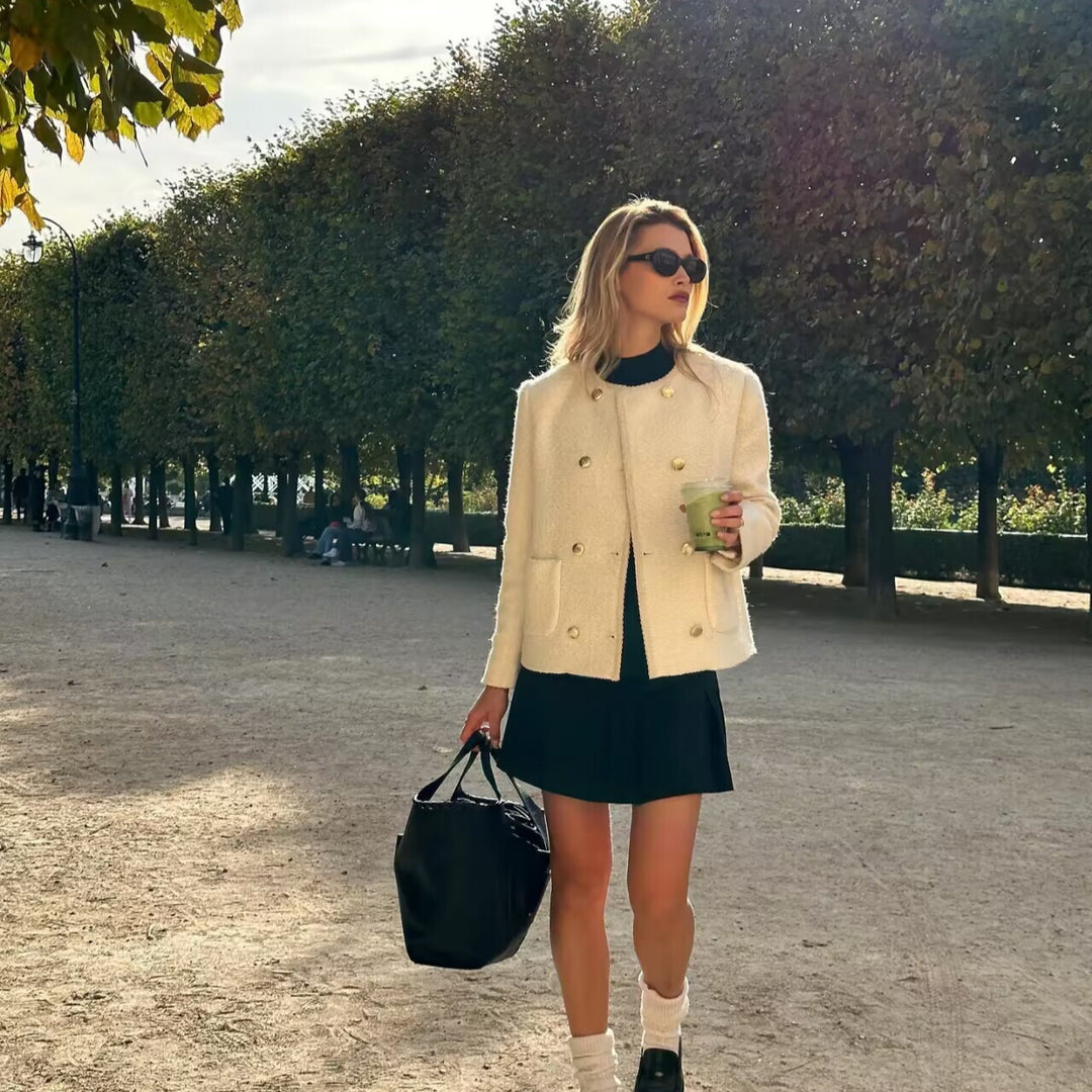 Damen elegante Bouclé-Jacke mit Rundhalsausschnitt, doppelter Zierknopfleiste und aufgesetzten Taschen – Célinea