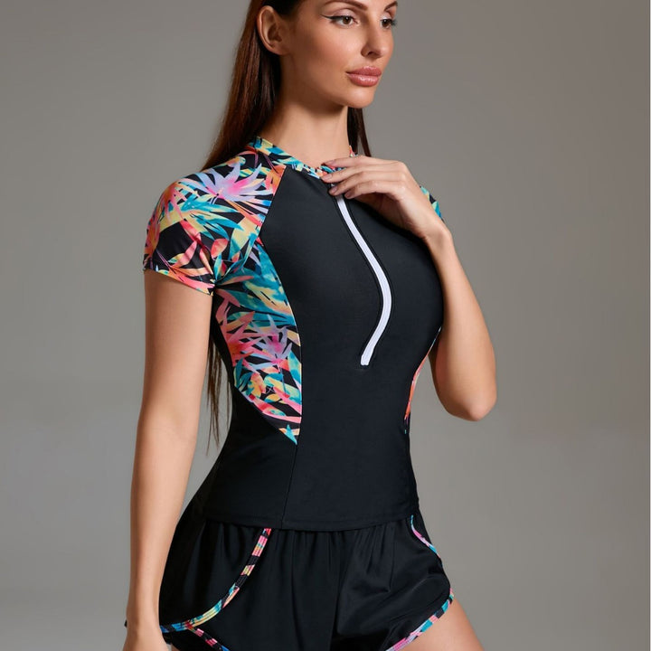 Damen Sportlicher Schwimmanzug mit innovativem Reißverschluss und stylischen kurzen Hosen Echo Archiv
