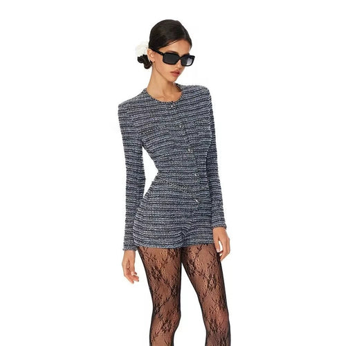 Damen Bouclé-Shorts-Overall mit taillierter Silhouette, Knopfleiste und Zierkette Echoarchiv
