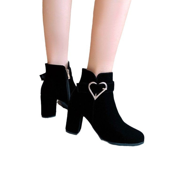 Damen Elegante Blockabsatz Stiefeletten mit Herzdetails Echo Archiv