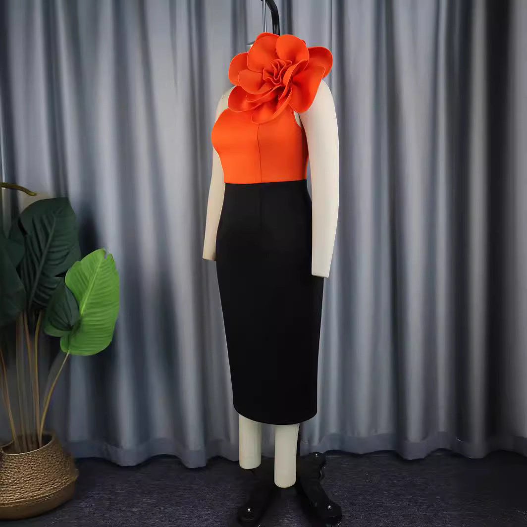 Damen figurbetontes Kleid mit asymmetrischem Blumenakzent Echo Archiv
