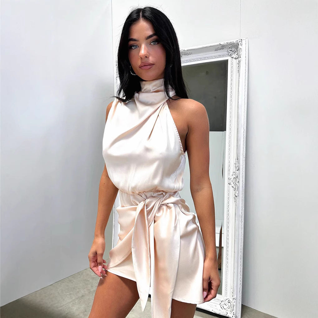 Damen Elegantes Satin-Kleid mit asymmetrischem Schnitt und raffiniertem Bindeband Echo Archiv