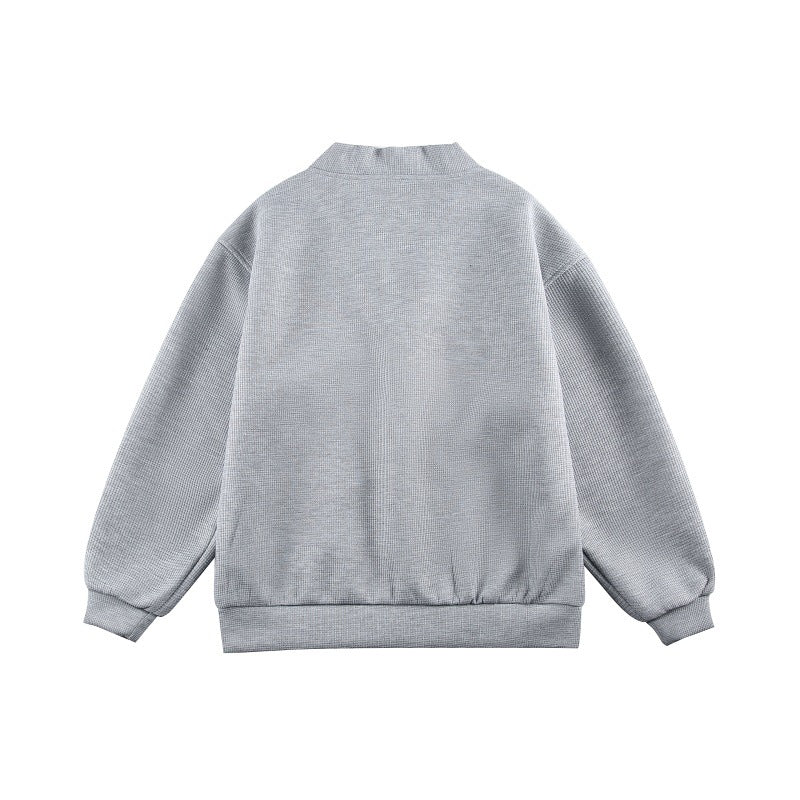 Unisex Boxy-Strickjacke im Waffelstrick mit V-Kragen, durchgehender Knopfleiste und aufgesetzten Rundtaschen Echoarchiv