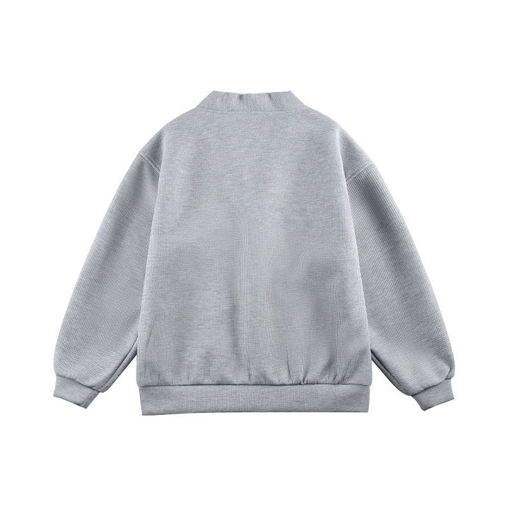 Unisex Boxy-Strickjacke im Waffelstrick mit V-Kragen, durchgehender Knopfleiste und aufgesetzten Rundtaschen Echoarchiv