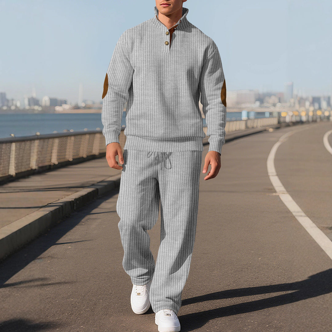 Herren nan feiner Rippstrickpullover mit halber Knopfleiste hohem Stehkragen und kontrastierendem Suedine-Ellbogenbesatz Echo Archiv