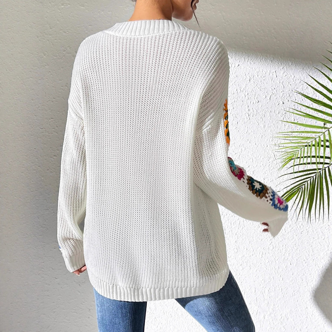 Damen Modischer Strickpullover mit V-Ausschnitt und bunten Stickereien – Mavelle