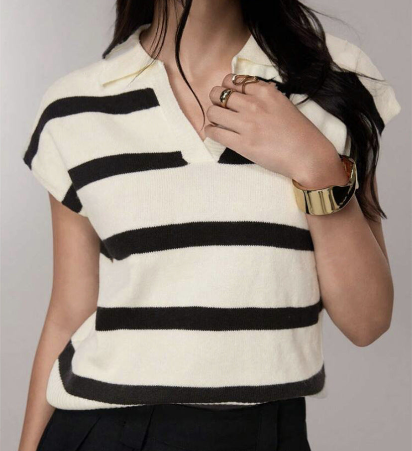 Damen Gestreiftes Kurzarm-Stricktop mit V-Kragen und überschnittener Schulter – Avérine