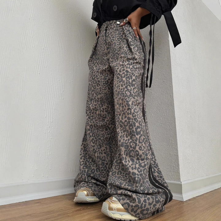 Damen weite Leoparden-Trackpants mit elastischem Bund und seitlichen Kontraststreifen – Avélisse