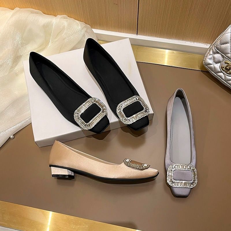 Damen Satin-Ballerinas mit quadratischer Zehenbox, mittlerem Blockabsatz und Kristallschnalle – Lioré