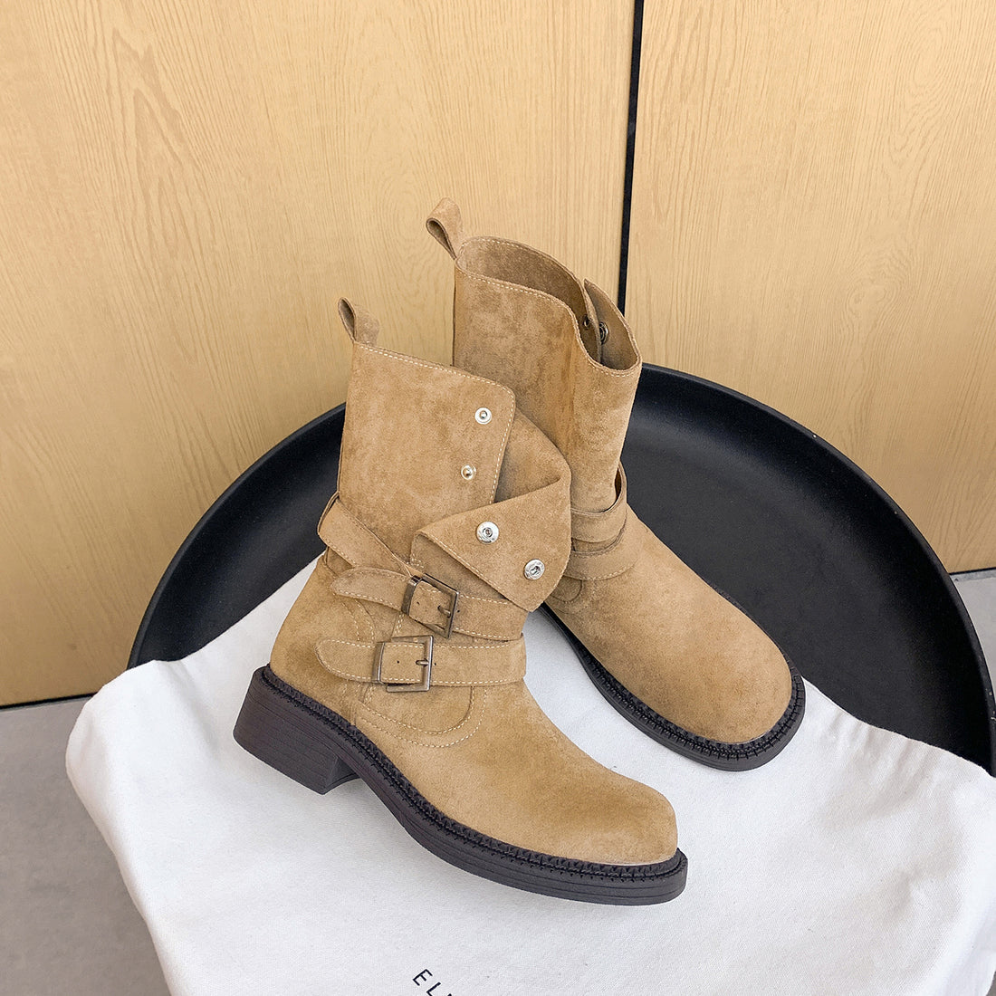Damen Kurzschaft-Bikerboot aus Wildleder mit verstellbaren Schnallen und markantem Blockabsatz Echo Archiv