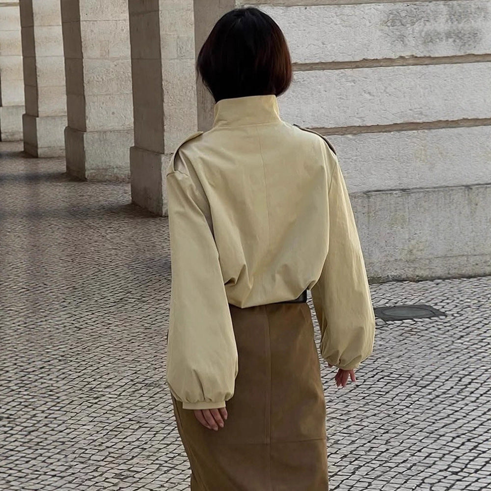 Damen Kurzbluse-Trench mit Stehkragen, Schulterpatten und Ballonärmeln Echoarchiv