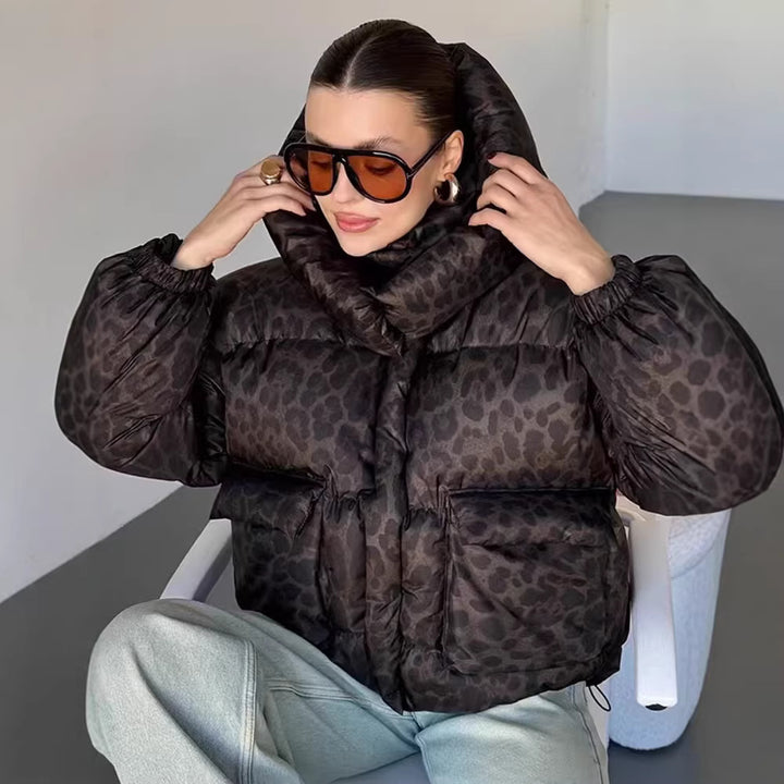 Damen Kurz geschnittene gesteppte Jacke mit hohem Kapuzenkragen, Tunnelzugsaum und Leopardenprint Echo Archiv