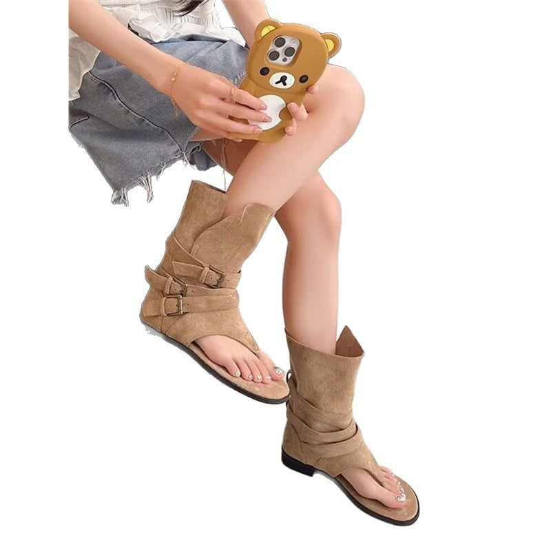 Damen Sandalen‑Stiefelette aus Veloursleder mit Zehensteg und dekorativen Schnallenriemen – Sorelia