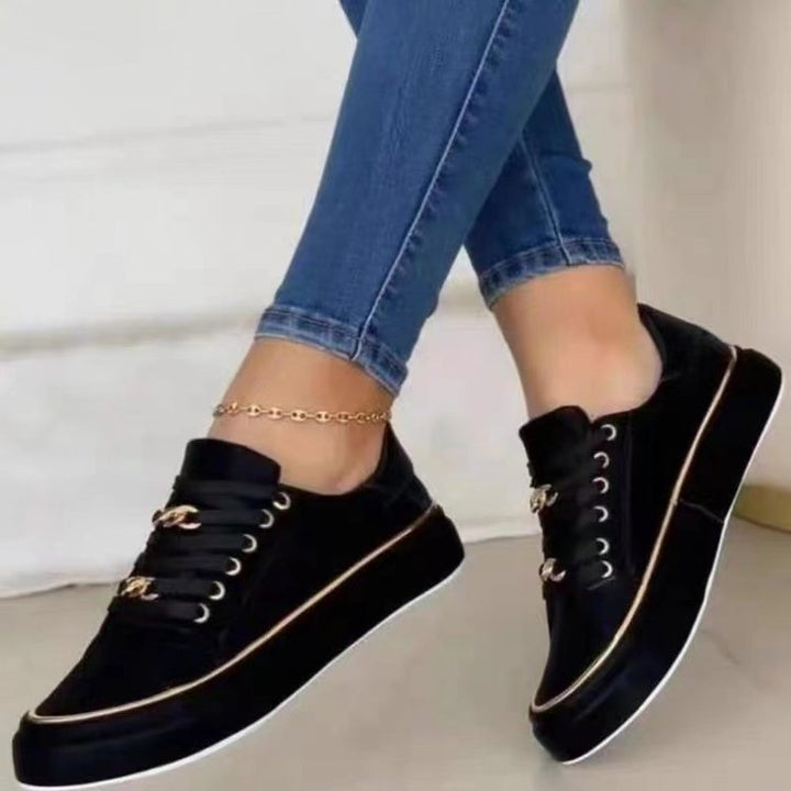 Damen Plateausneaker mit goldener Zierkante und Schmuckketten‑Details Echoarchiv
