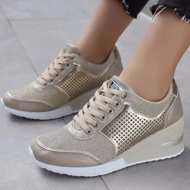 Damen Casual-Keil-Sneaker mit diskretem Lift, atmungsaktivem Rautenmesh und Veloursapplikationen – Névara