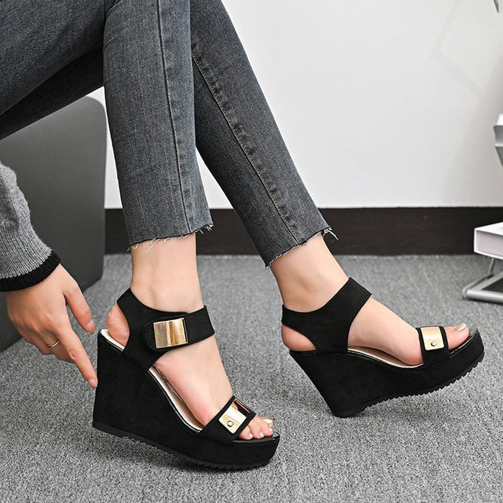 Damen nan Keilabsatz-Sandalette mit Plateau und metallischen Details Echo Archiv