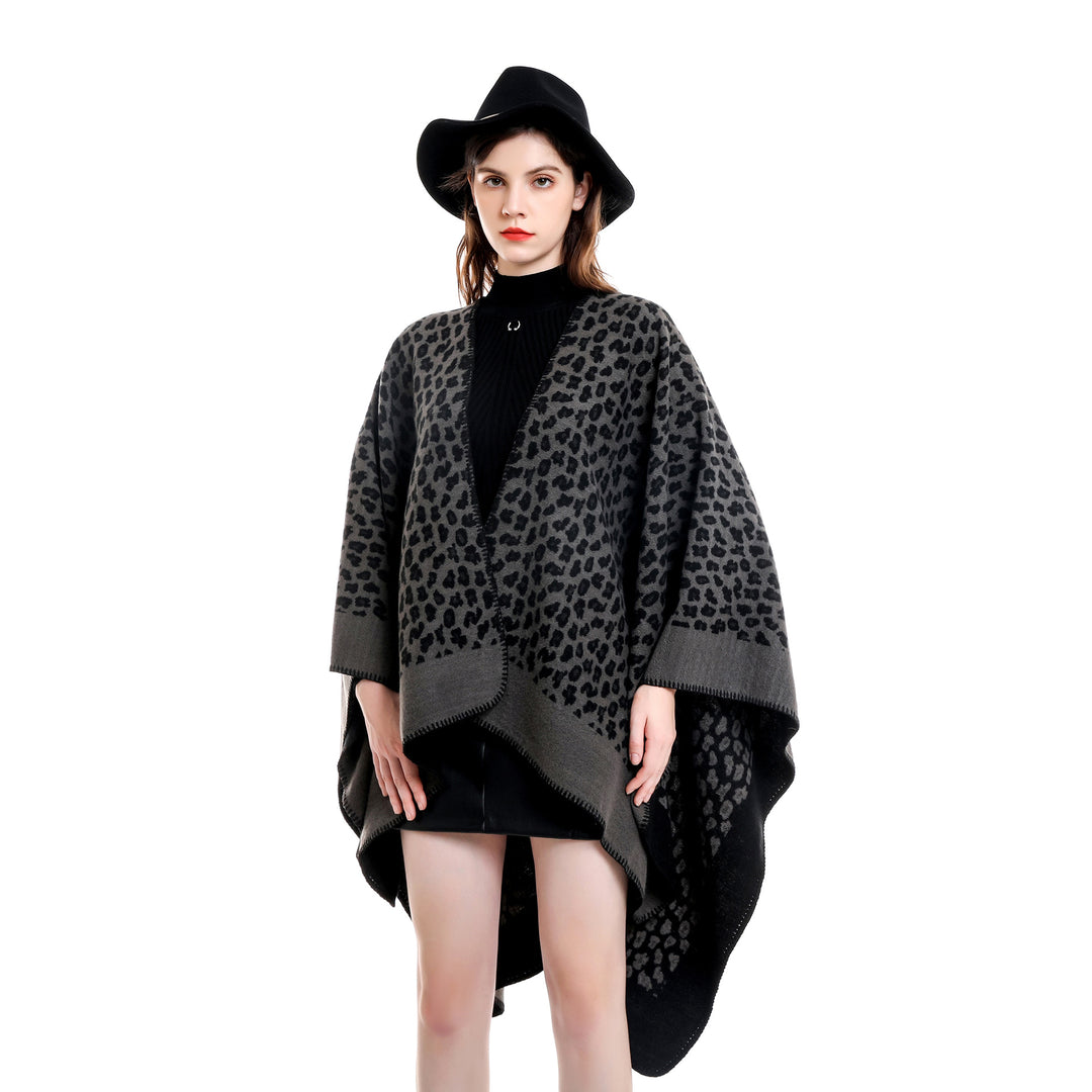 Damen Wollmix-Ruana mit tonigem Leopardenjacquard und kastigem Kimono-Fall – Montévia