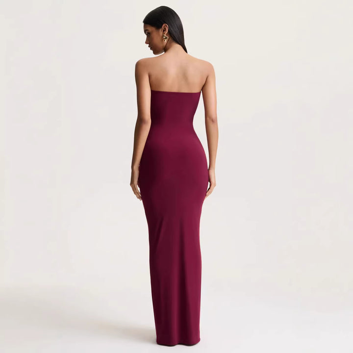 Damen Elegantes und figurbetontes Abendkleid mit gerafftem Design und schimmerndem Detail Echo Archiv