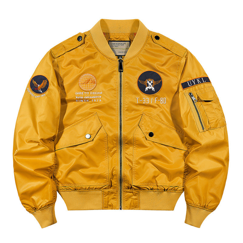 Herren  glänzende Pilotenfliegerjacke mit gestickten Missionsabzeichen und schrägen Druckknopfklappentaschen Echo Archiv