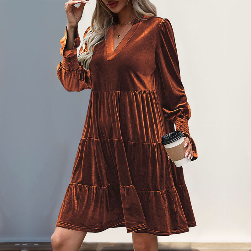 Damen Samt-Stufenkleid mit V-Ausschnitt, gerafften Manschetten und A-Linien-Schnitt – Élara