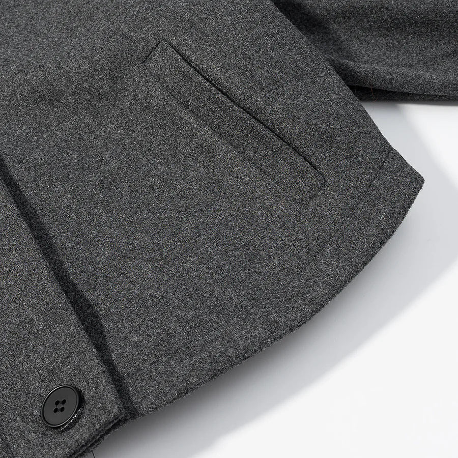 Damen kurze boxy Wollmixjacke mit hohem Stehkragen, Schulterpatten und verstellbaren Schnallenmanschetten – Célinea
